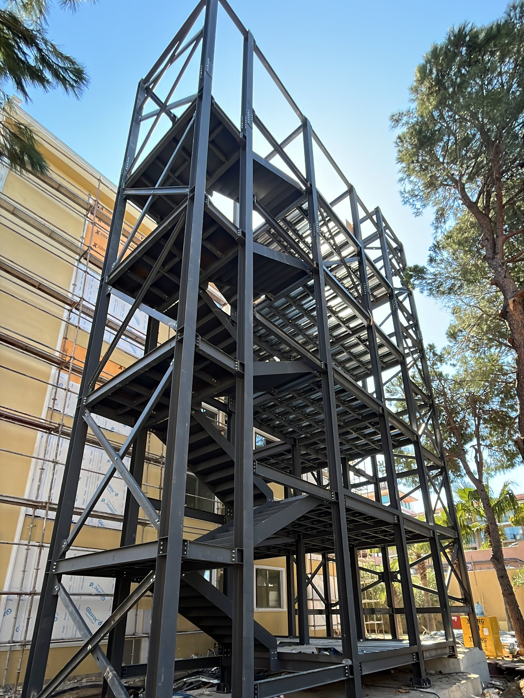 Yangın merdiveni montaj çalışması